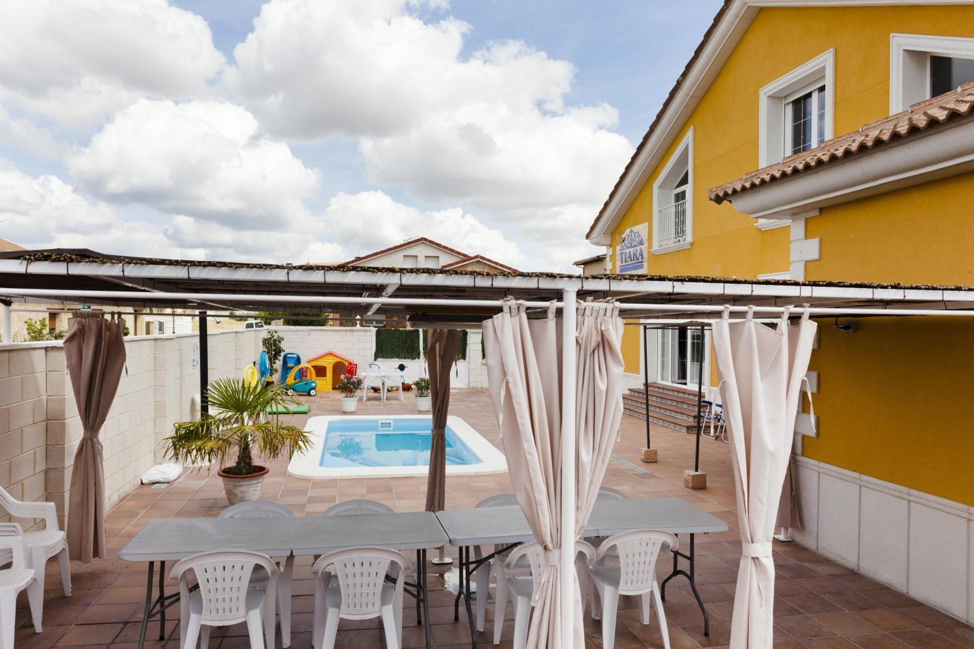 Tiara Vacaciones Βίλα Nava de la Asuncion Εξωτερικό φωτογραφία