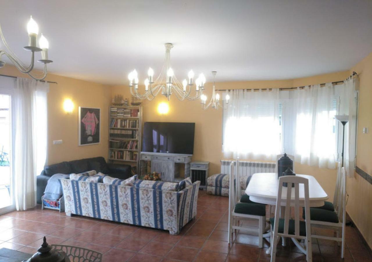 Tiara Vacaciones Βίλα Nava de la Asuncion Εξωτερικό φωτογραφία